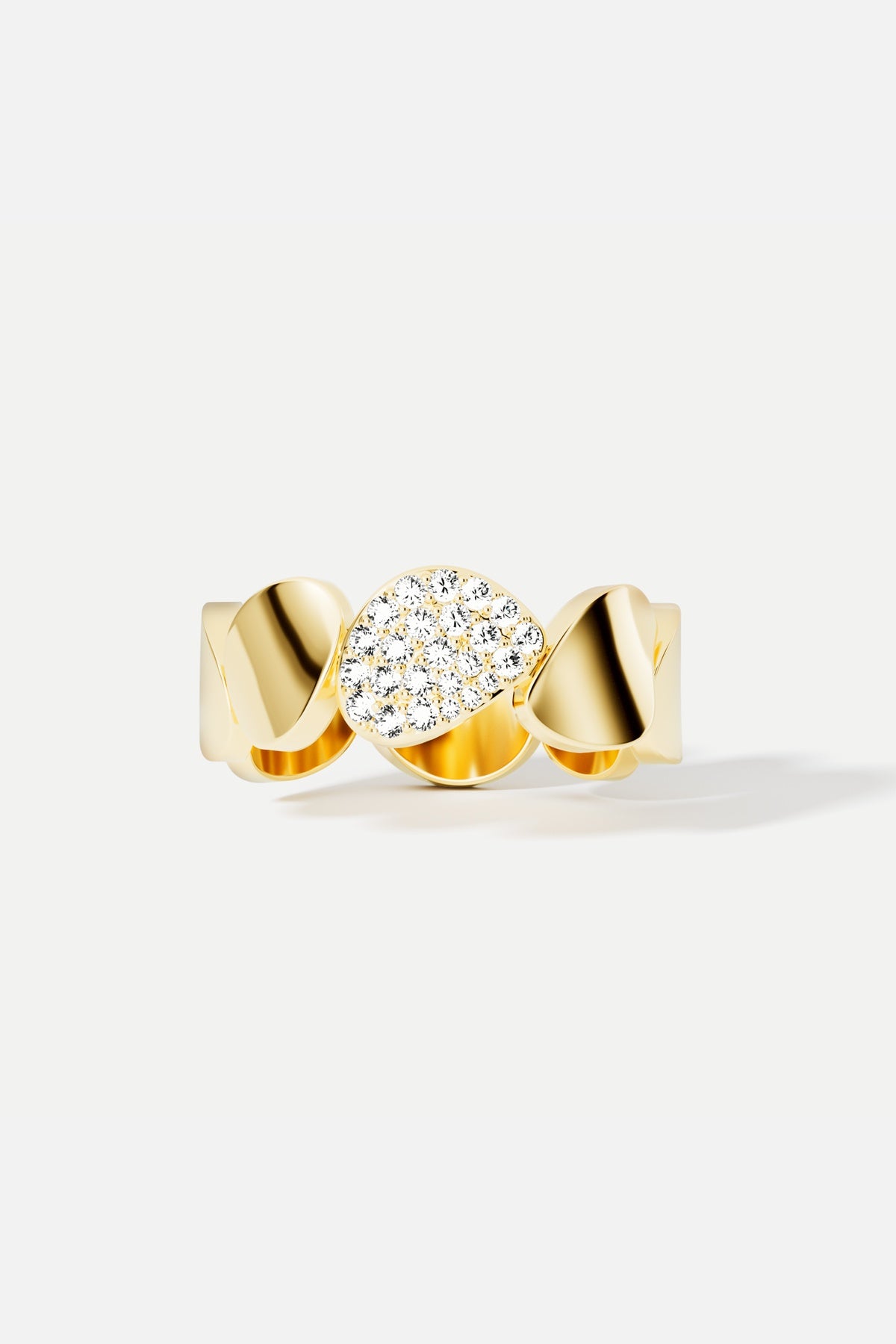 Bague APM aux reflets dorés ondulants, un éclat pavé qui capture la lumière avec élégance.
