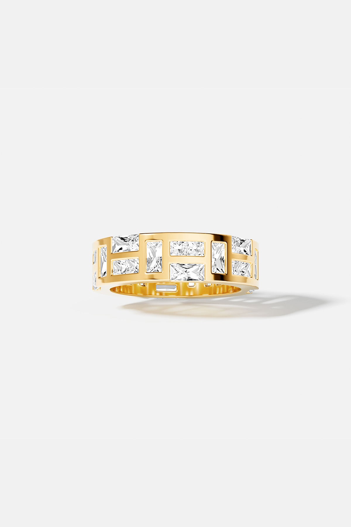 Bague APM, éclats lumineux et architecture graphique, une allure résolument moderne.