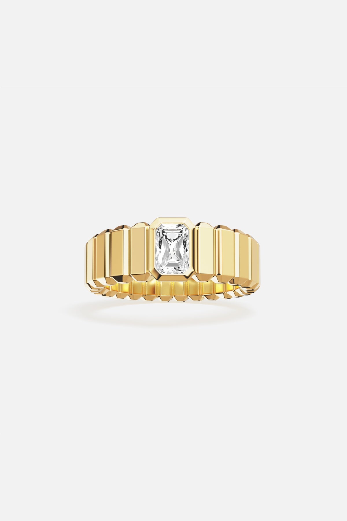 Bague APM, architecture dorée et éclat solitaire, une allure résolument contemporaine.