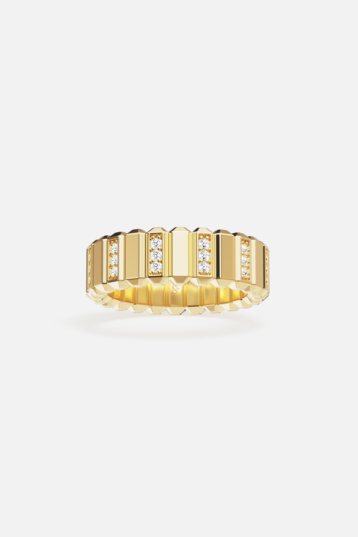 APM Bague dorée, éclats sculptés et scintillants pour une allure résolument moderne.