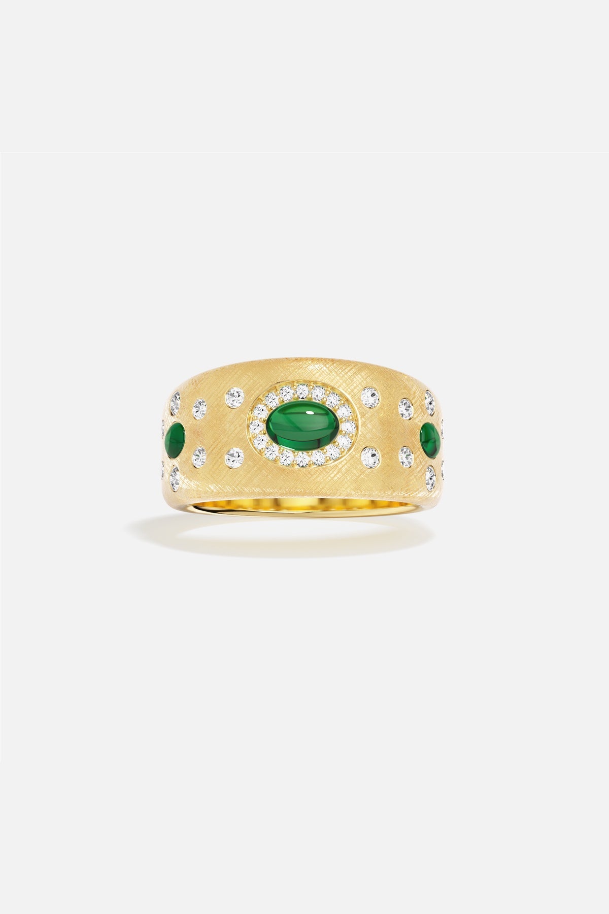 Bague APM, finition dorée brossée et éclats verts, une élégance précieuse et intemporelle.