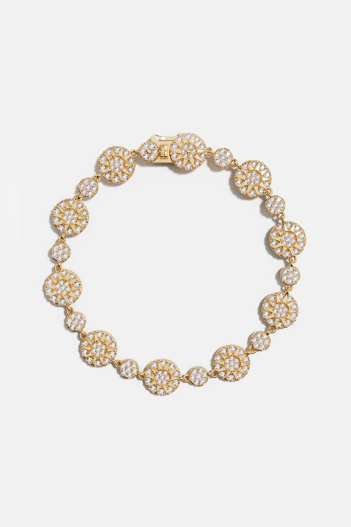 Bracelet APM aux médaillons scintillants, une constellation dorée pleine d'éclat.