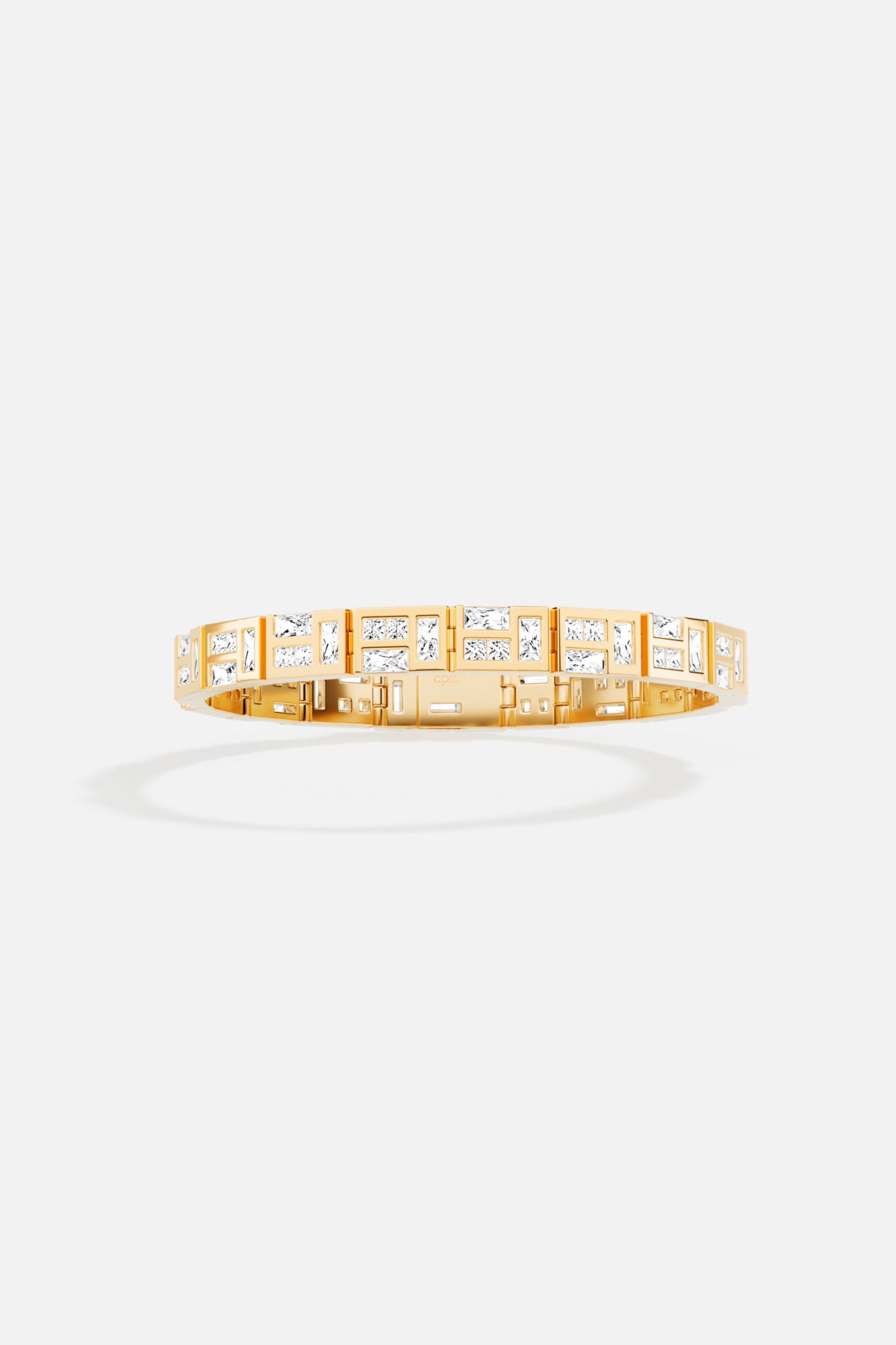 Bracelet Morse APM, éclats lumineux et couleur dorée, une élégance résolument contemporaine.