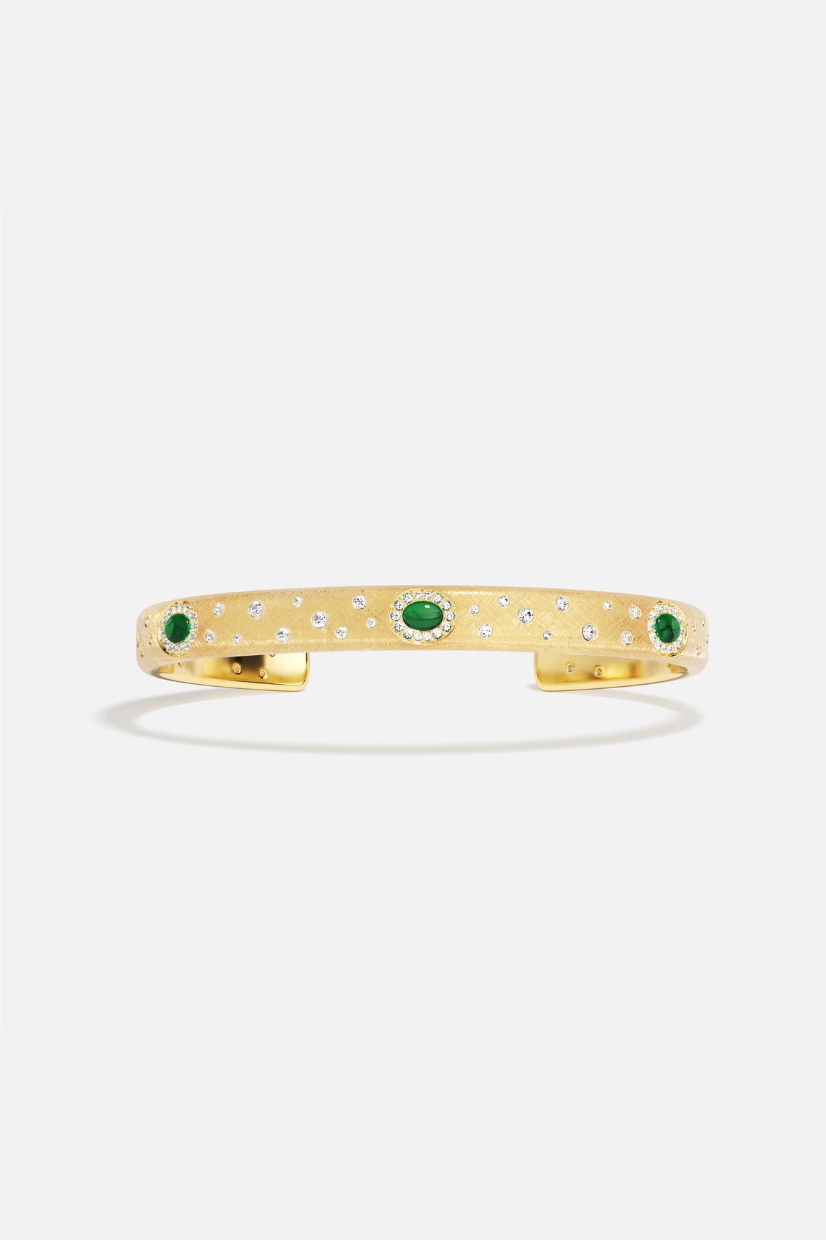 Bracelet jonc APM, couleur dorée constellée de touches vertes, éclat précieux et solaire.