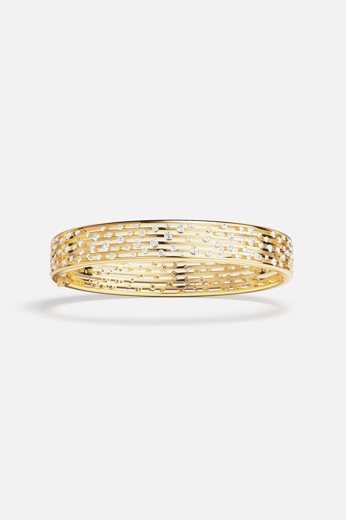 Bracelet APM couleur or, une constellation scintillante au poignet, luxe contemporain.