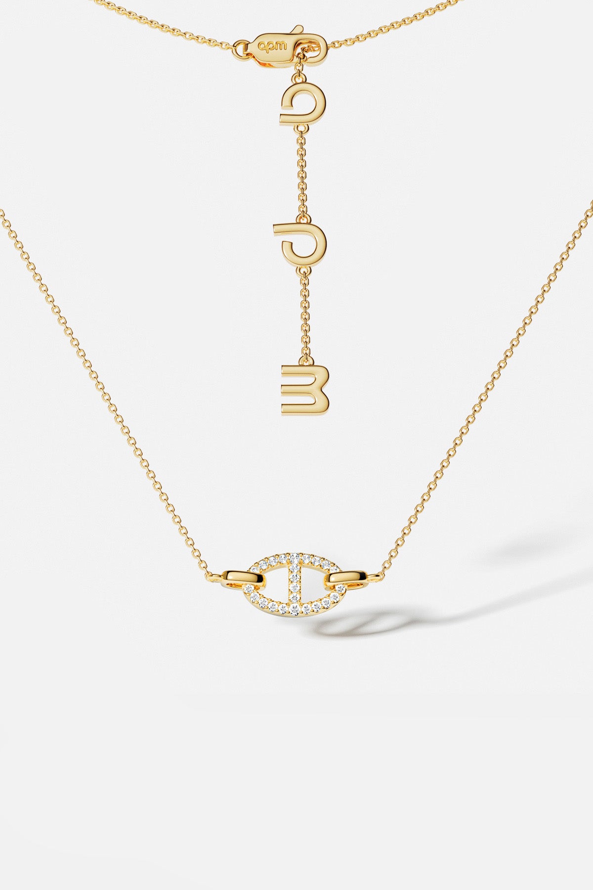 Collier APM Morse, une élégance dorée et lumineuse au quotidien.