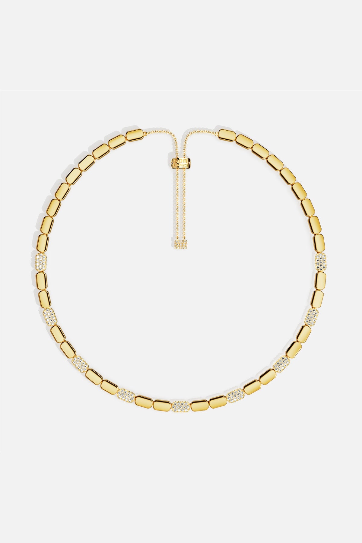 Collier APM aux maillons dorés rythmés d'éclats scintillants, une allure moderne et lumineuse.