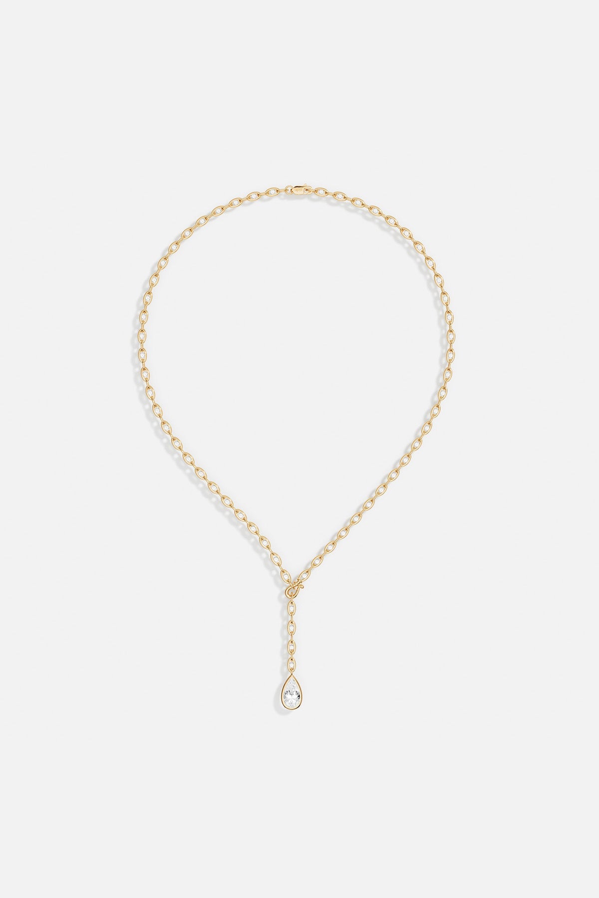 Collier APM Monaco, une goutte lumineuse suspendue à une chaîne dorée délicate.