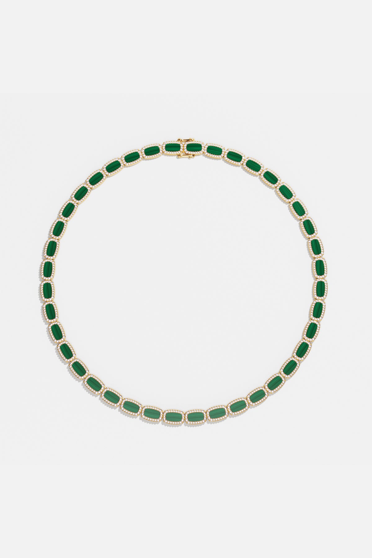 Collier APM aux reflets verts intenses, une élégance vibrante et lumineuse.