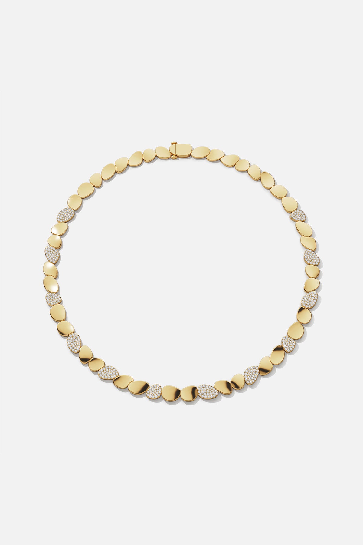 Collier APM aux galets dorés, une élégance fluide et lumineuse.