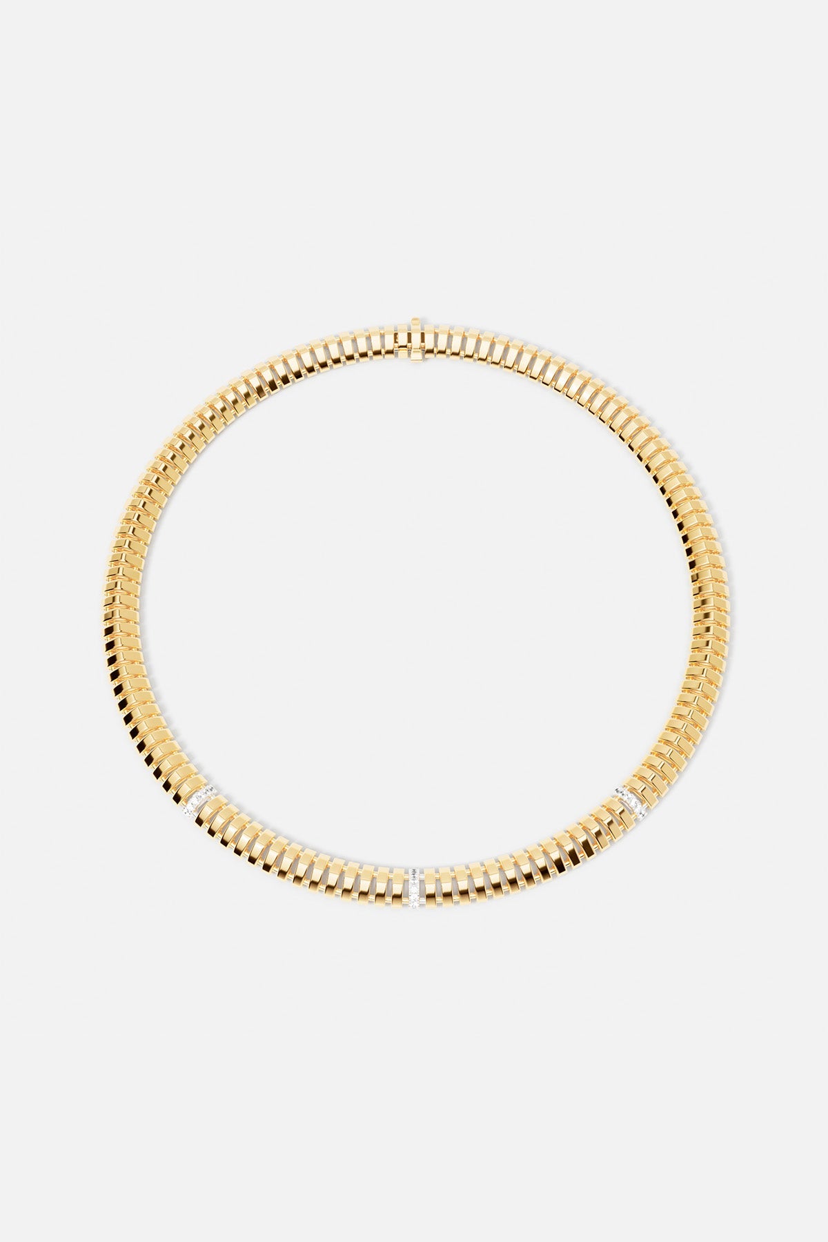 Collier APM couleur or, allure sculpturale et éclat contemporain.