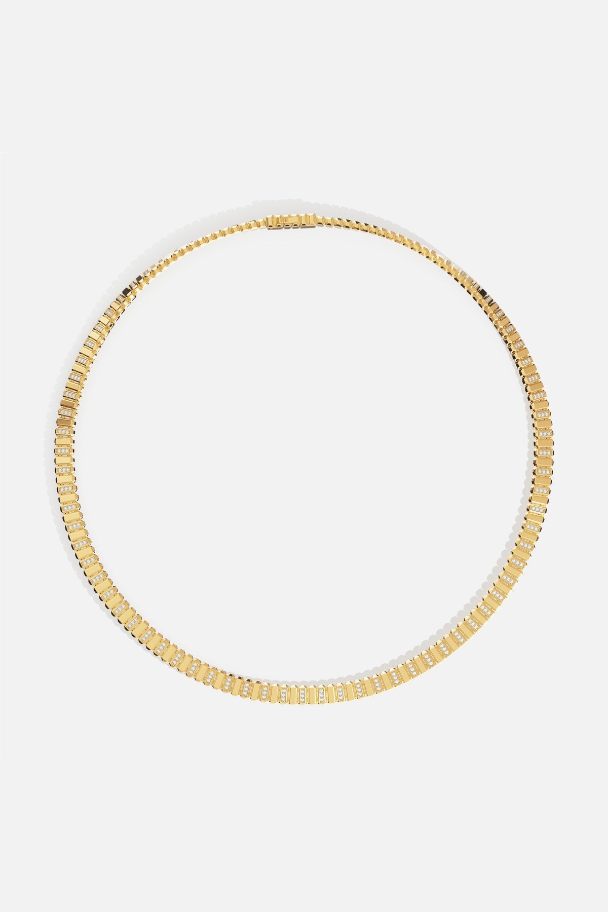 Collier APM, éclat doré et lignes précises, une élégance résolument contemporaine.