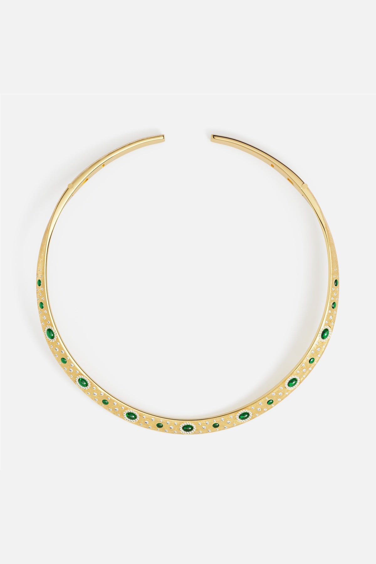Collier APM doré, touches vertes constellées, une allure précieuse et résolument moderne.