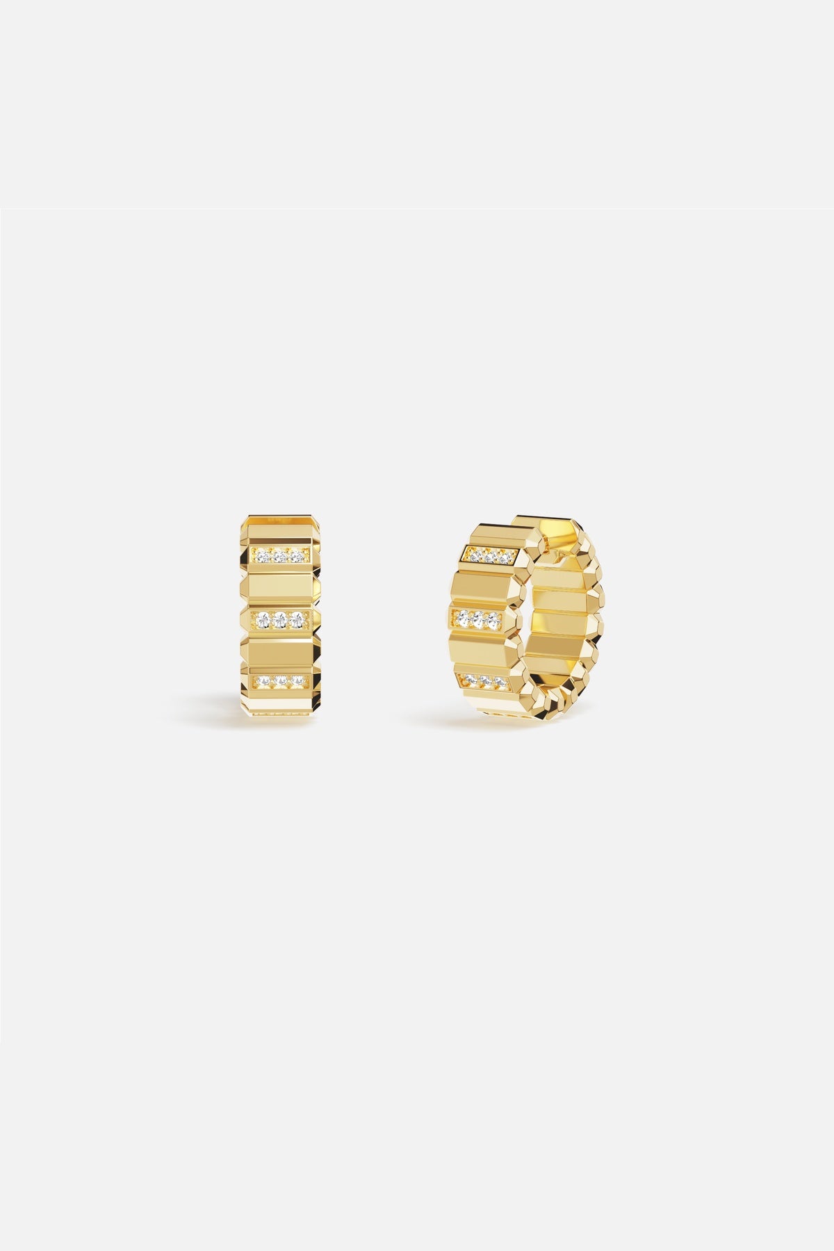 Boucles d'oreilles APM Monaco, facettes dorées et éclats lumineux, une allure résolument moderne.