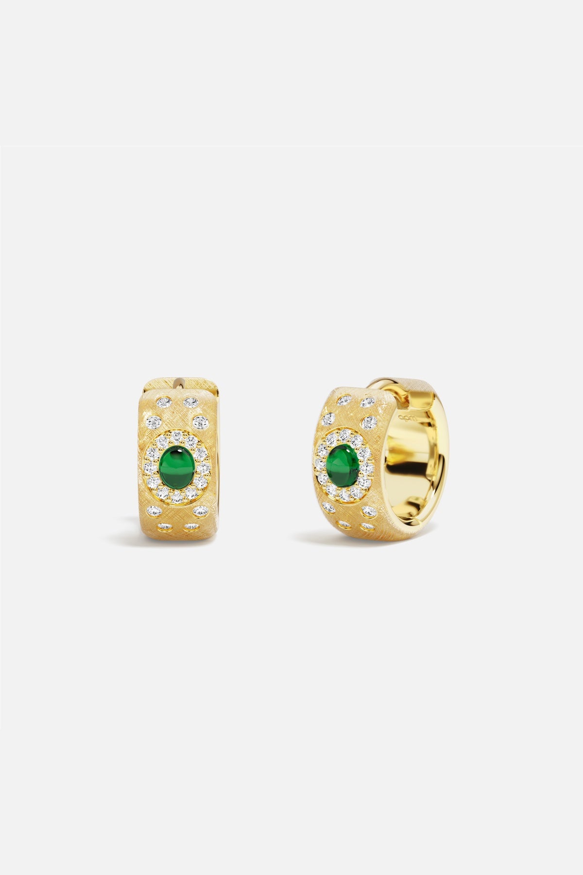 Boucles d'oreilles APM aux reflets dorés et éclat vert, une élégance intemporelle.