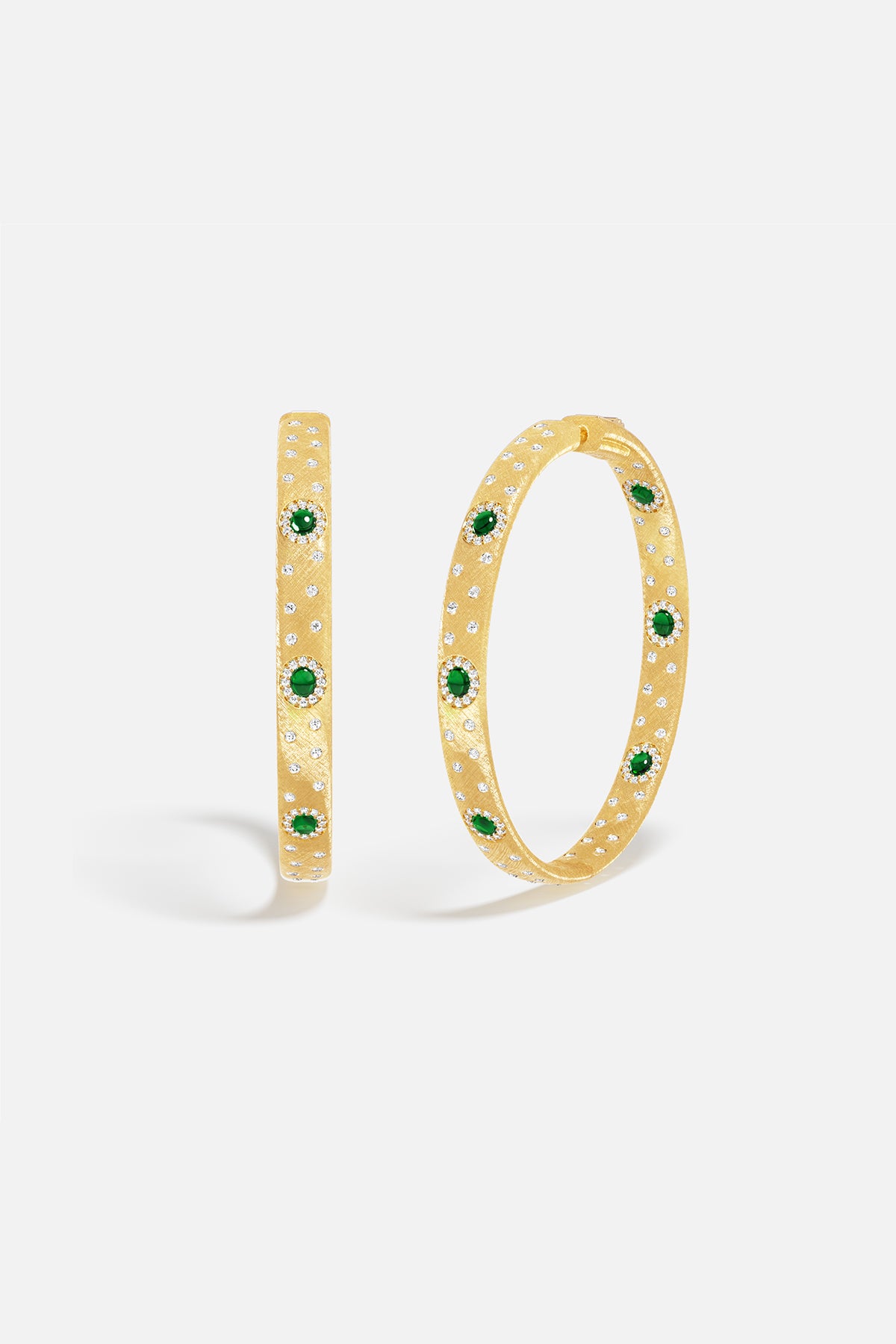 Bracelet APM ton doré, éclats verts et cristaux constellés, allure précieuse et audacieuse.
