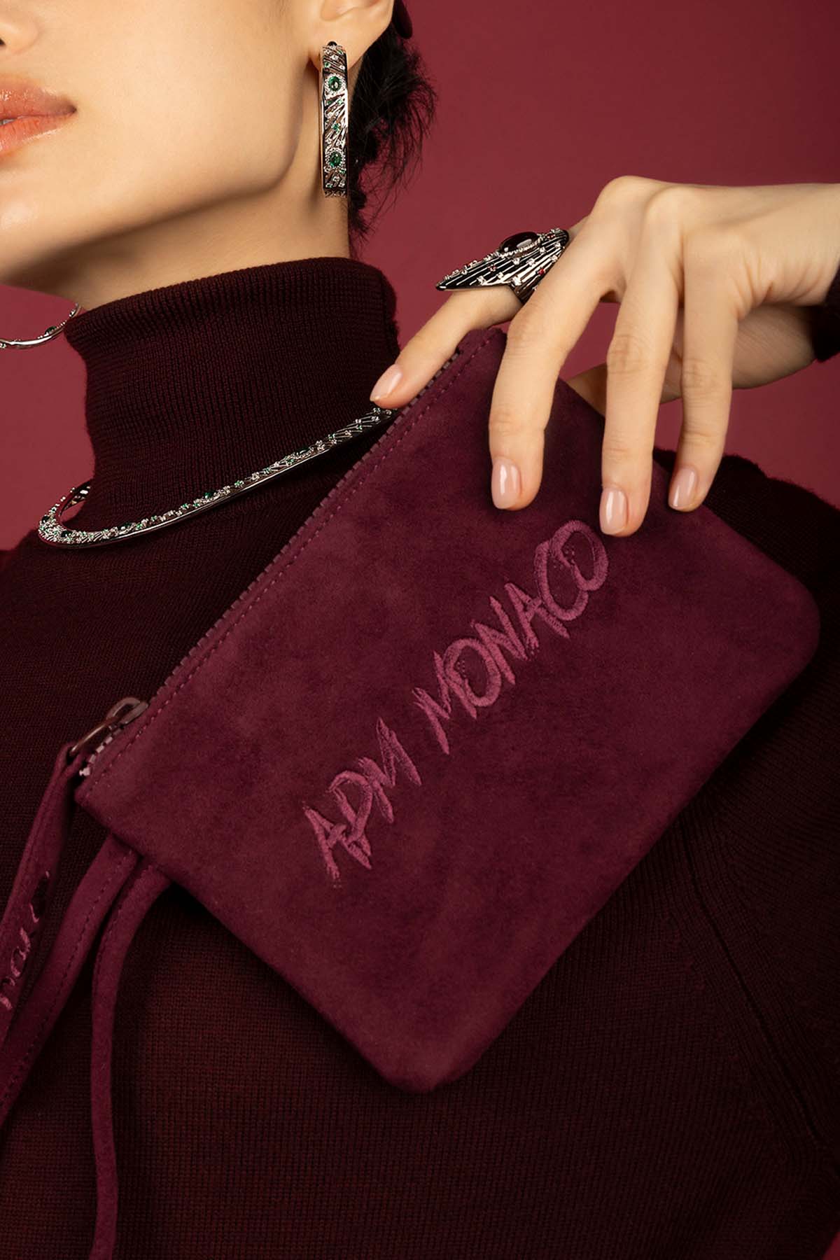 Woman wearing APM Monaco hoops, collier et bague, une allure vintage envoûtante.