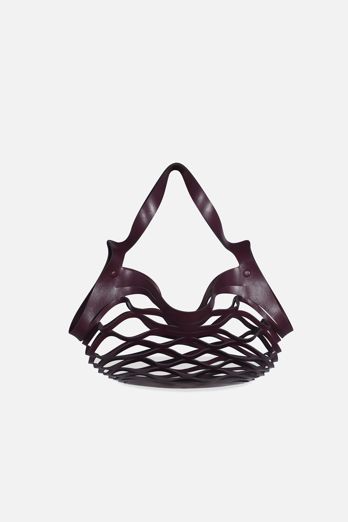 Sac APM au tressage ajouré bordeaux, allure sculpturale et audacieusement contemporaine.
