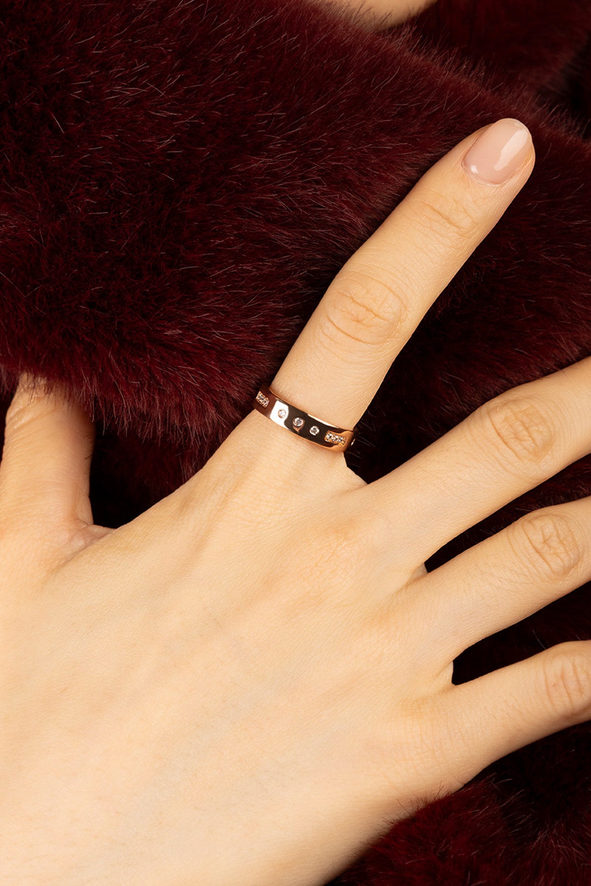 Femme portant la Morse Ring APM Monaco, une élégance discrète en finition rhodium doré.