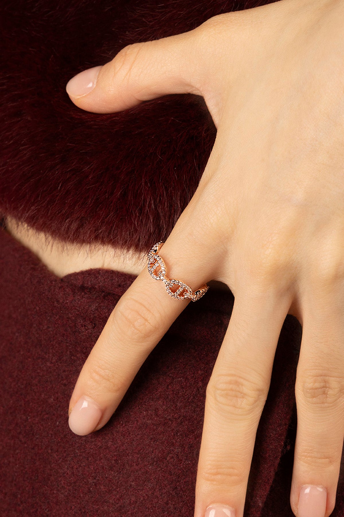 Femme portant la Morse Ring APM, éclat rosé et allure délicatement moderne.
