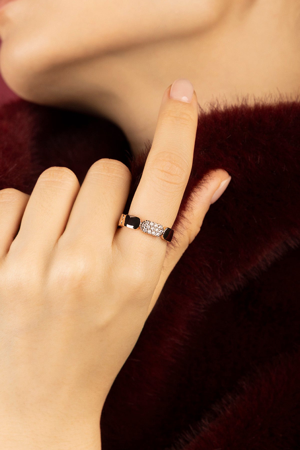 Femme portant la Bague APM Monaco, une élégance discrète entre noir profond et éclat lumineux.