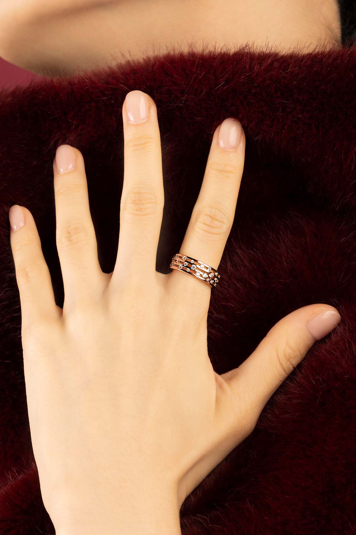 Femme portant la bague APM Monaco, éclat rosé et délicatesse étoilée au bout des doigts.