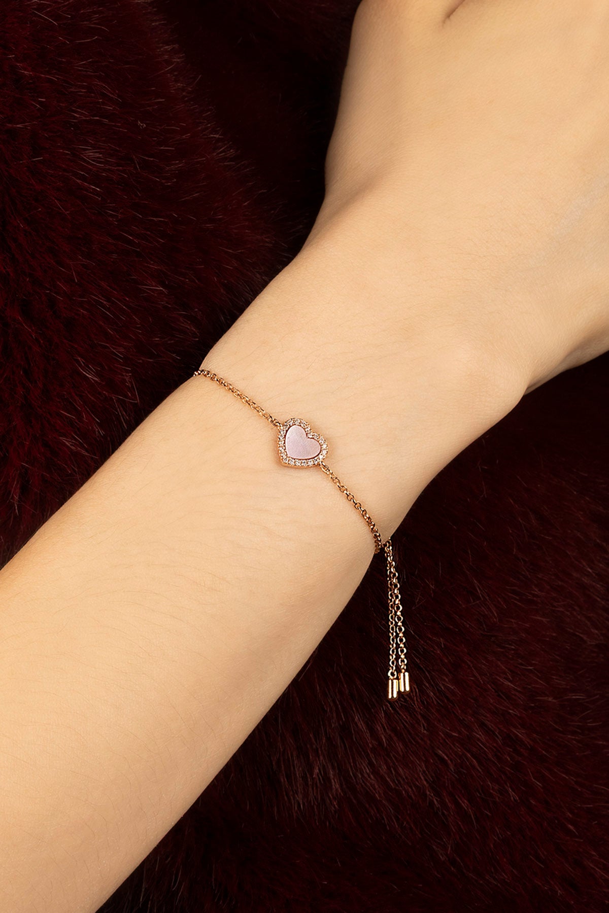 Femme portant le Bracelet Cœur APM, une touche romantique aux reflets rosés délicats.