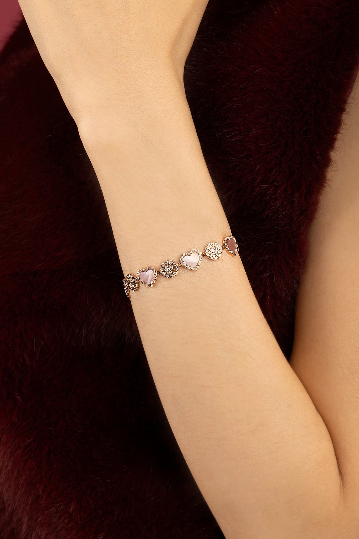 Femme portant le Bracelet APM Monaco, une romance délicate au poignet.