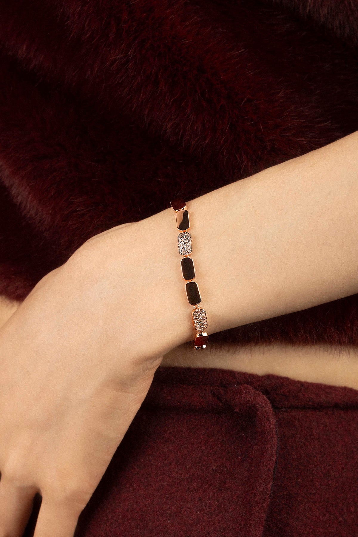 Woman wearing APM bracelet, éclat doré et allure feutrée pour l'hiver.