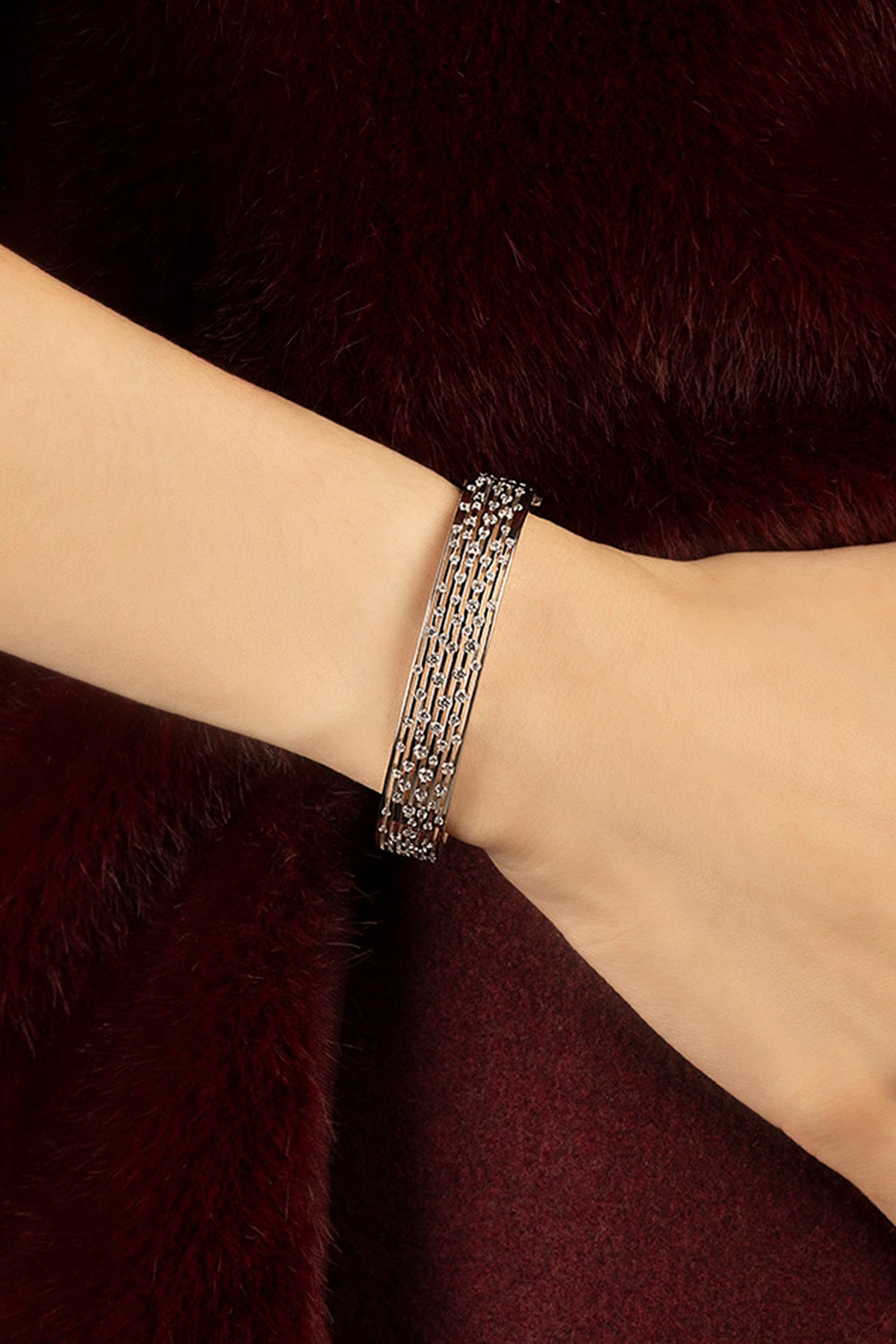 Femme portant le bracelet APM Monaco, une cascade scintillante de raffinement contemporain.
