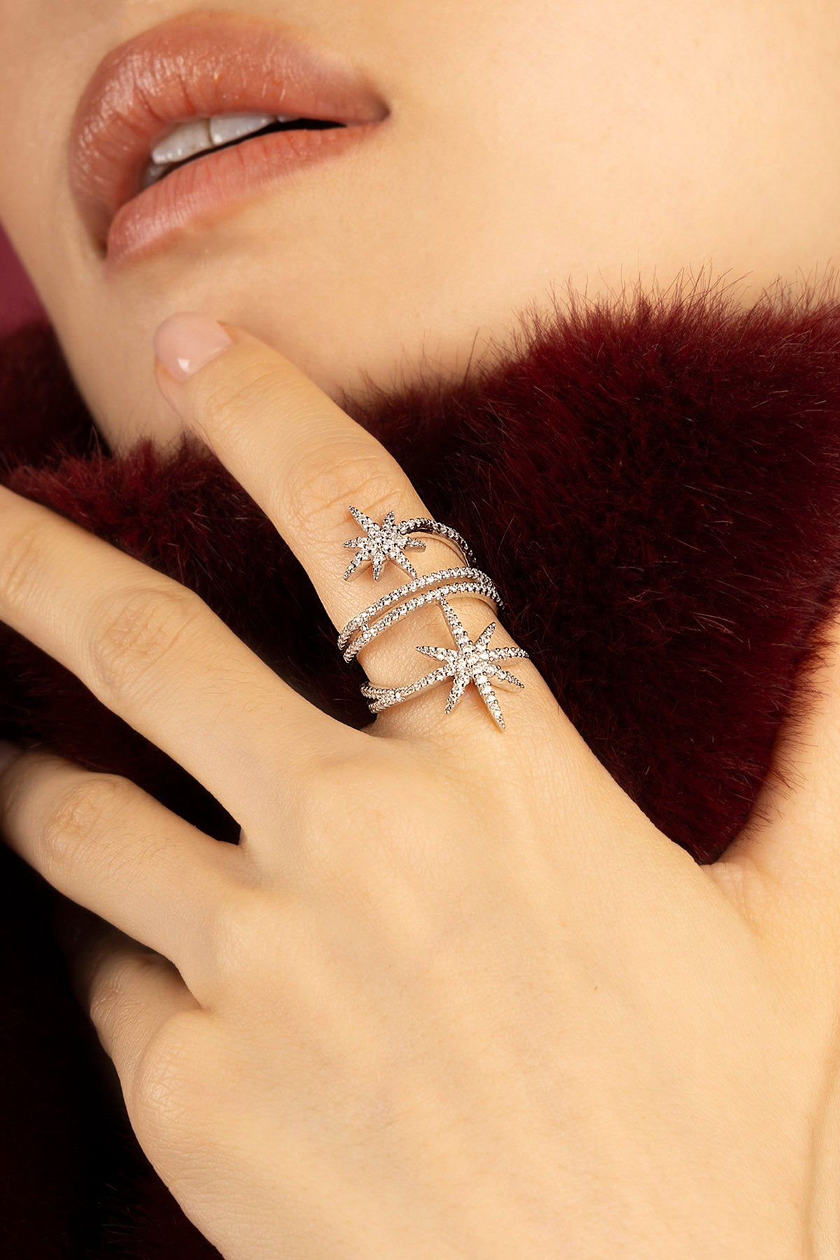 Femme portant la Météorites Bague APM, éclat stellaire au bout des doigts.