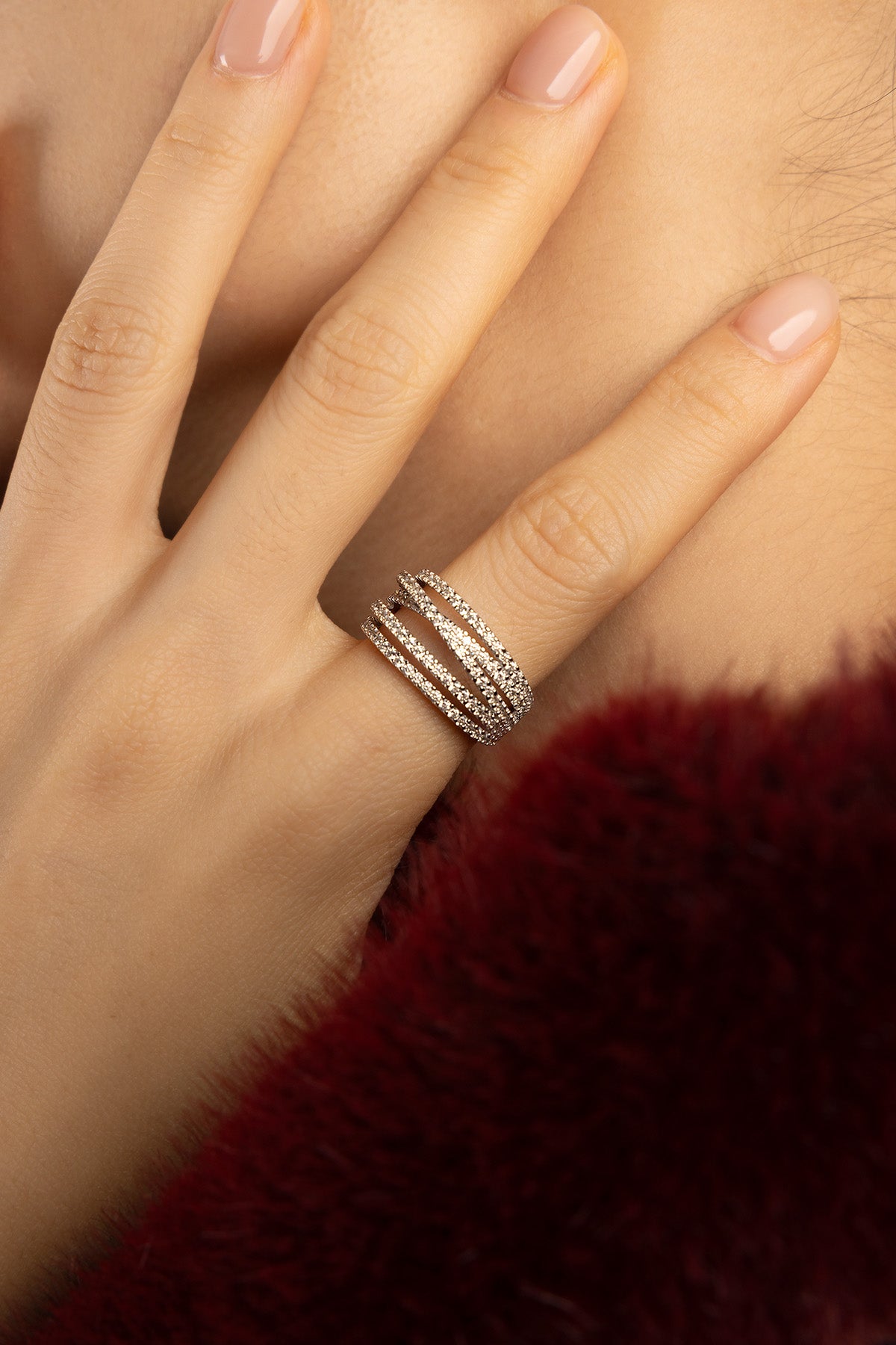 Femme portant la Bague APM aux lignes entrelacées, éclat scintillant et allure moderne.