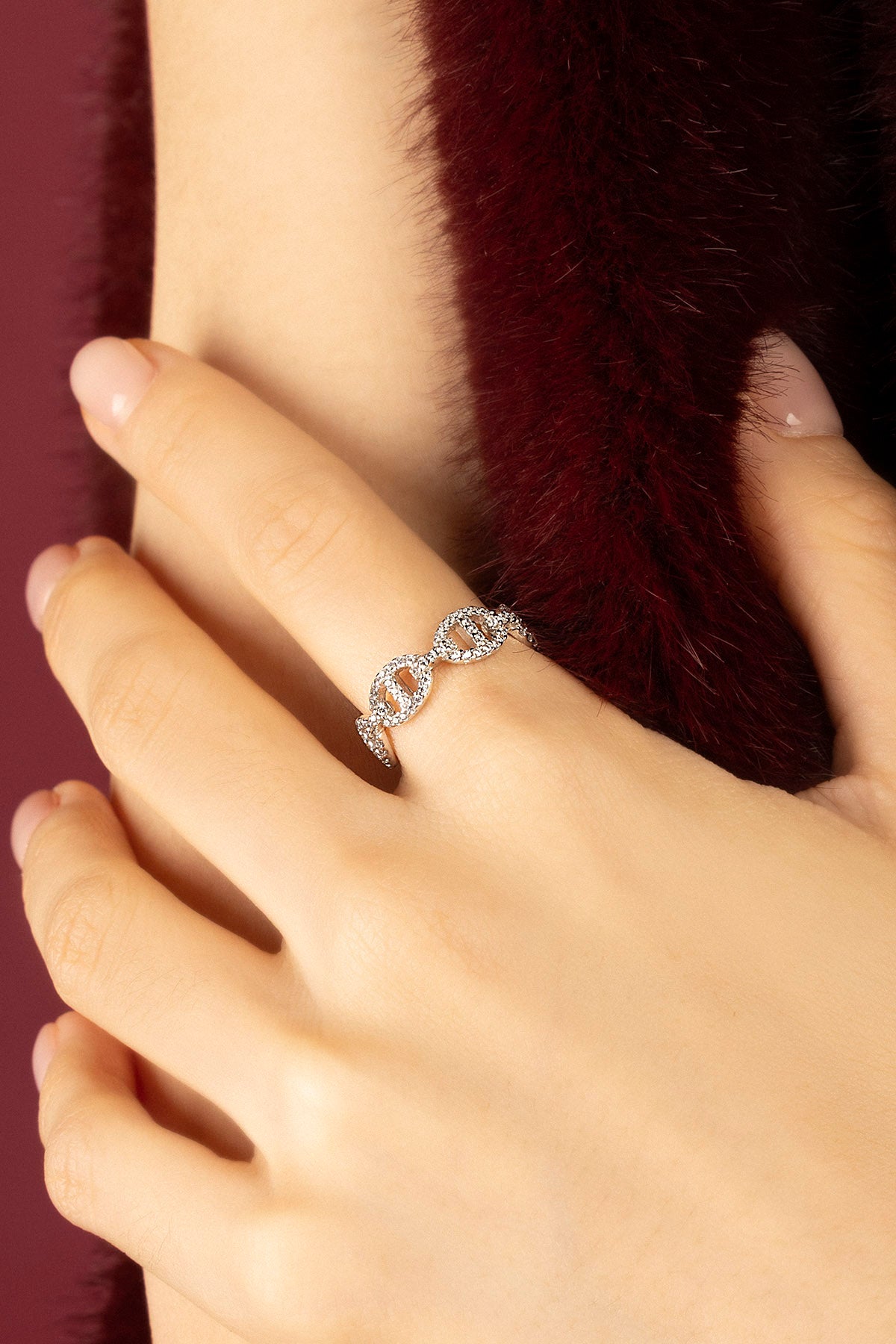 Femme portant l'APM Morse Ring, une élégance délicate et lumineuse.