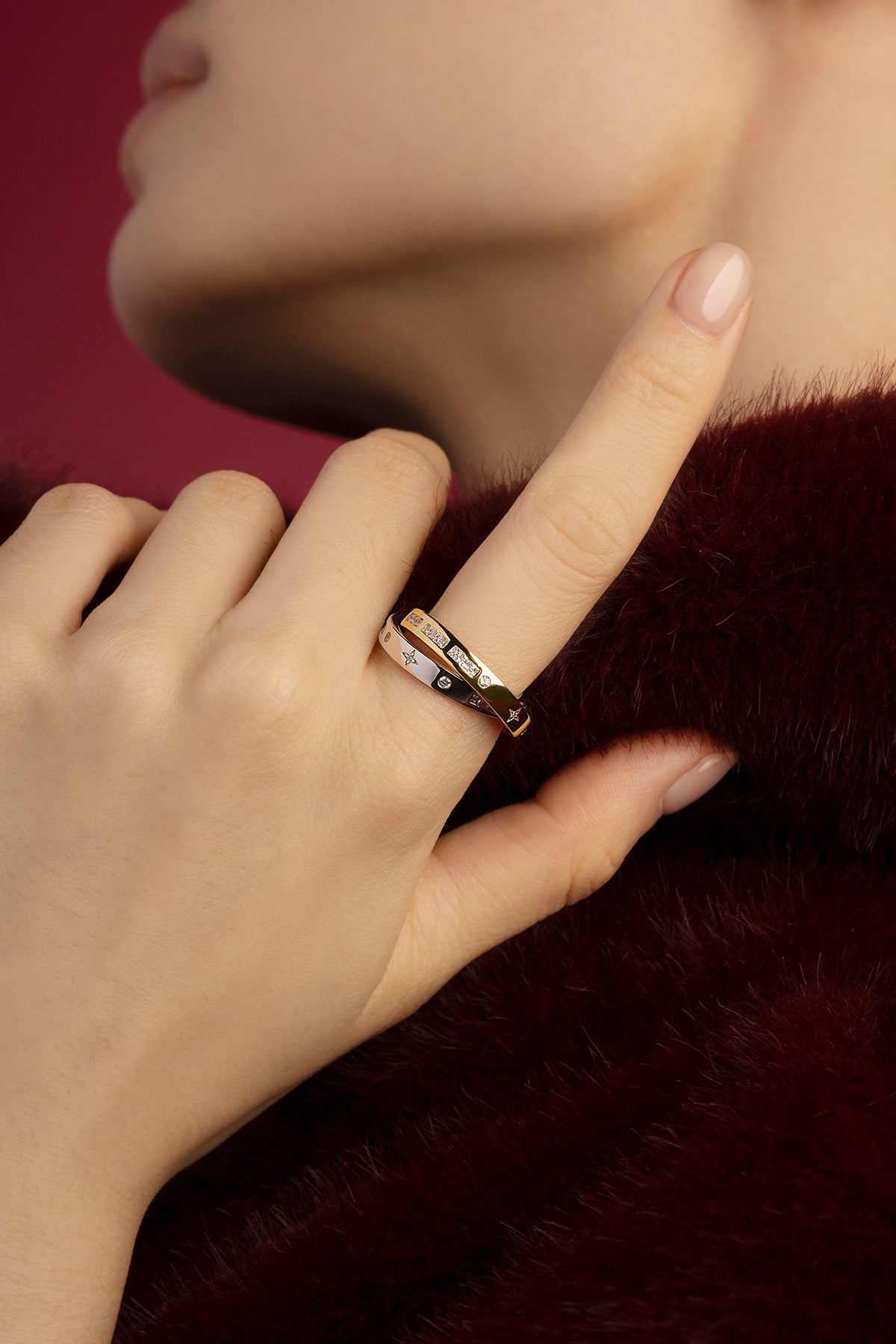 Woman wearing APM Bague Morse, éclat bicolore et allure intemporelle.