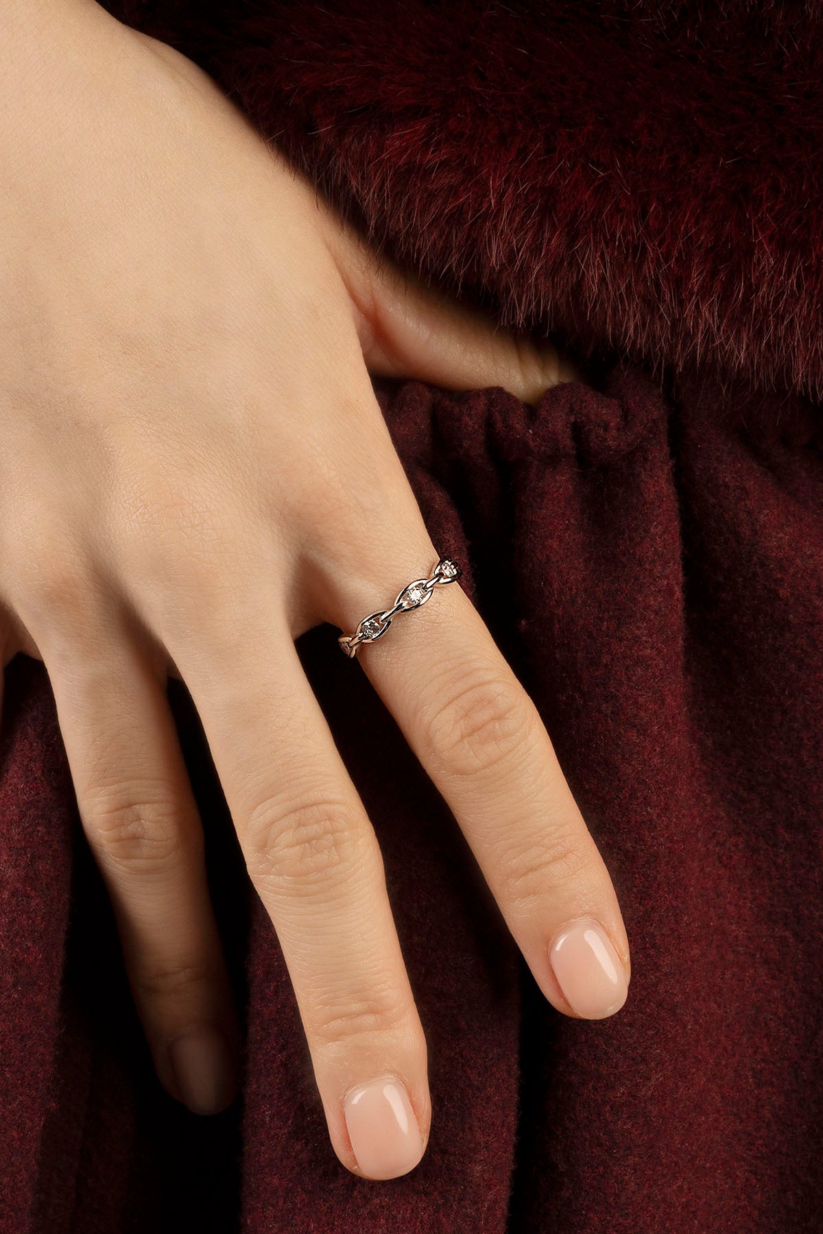 Femme portant la Bague Morse APM Monaco, une élégance délicate et lumineuse à fleur de peau.