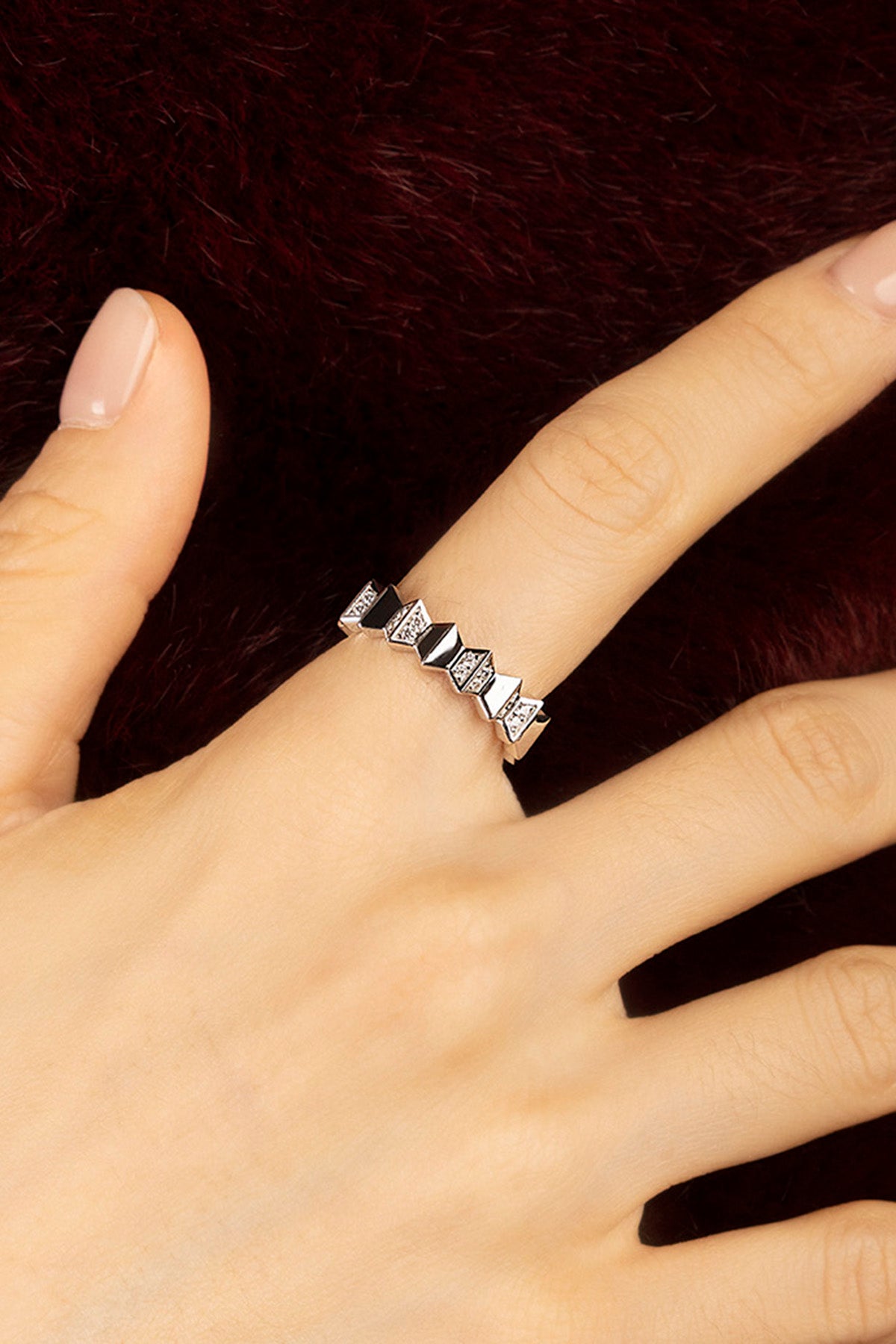 Woman wearing APM Morse Ring, une allure graphique et audacieuse.