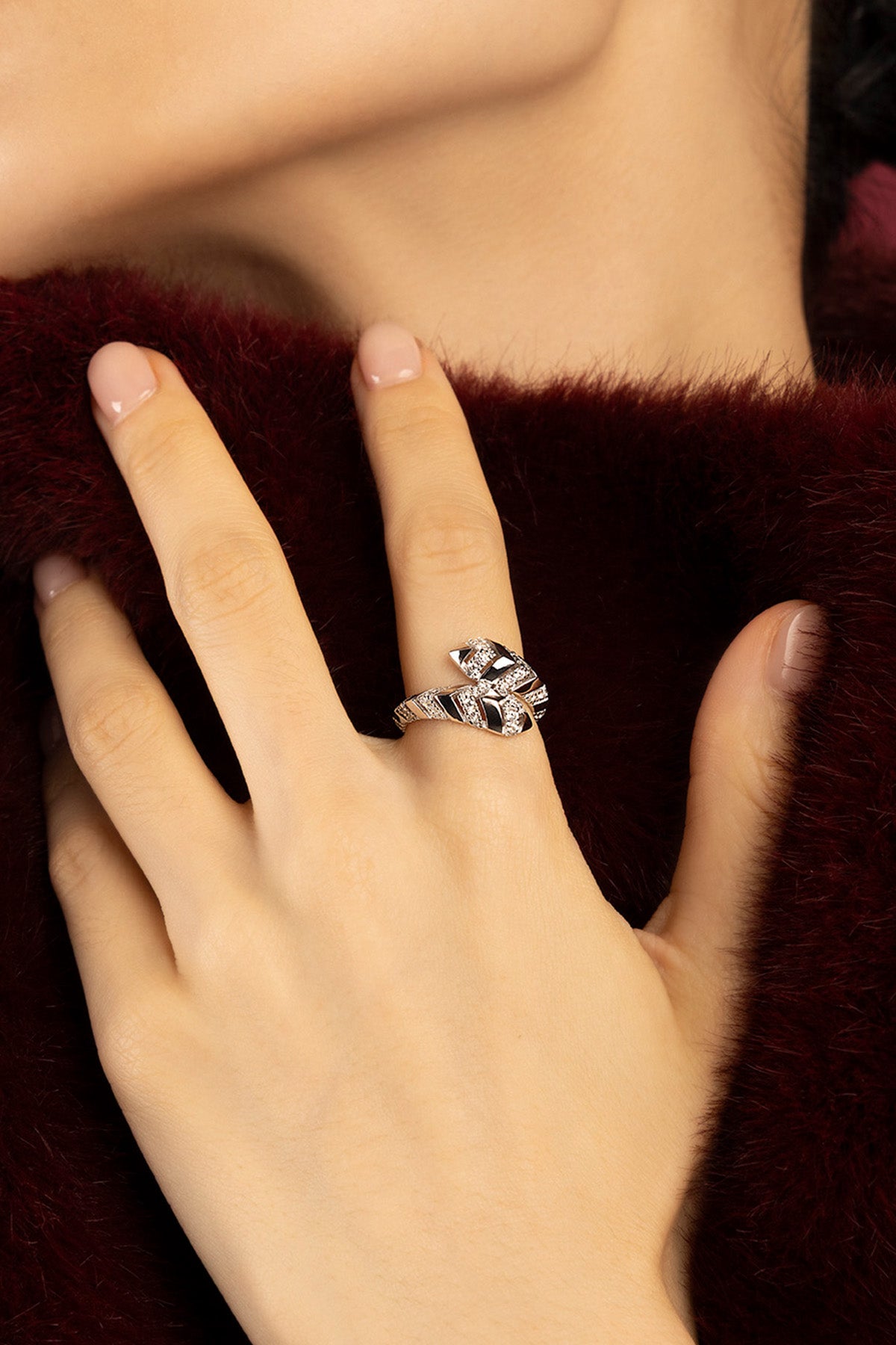 Femme portant la Morse Ring APM, une élégance graphique aux éclats intemporels.