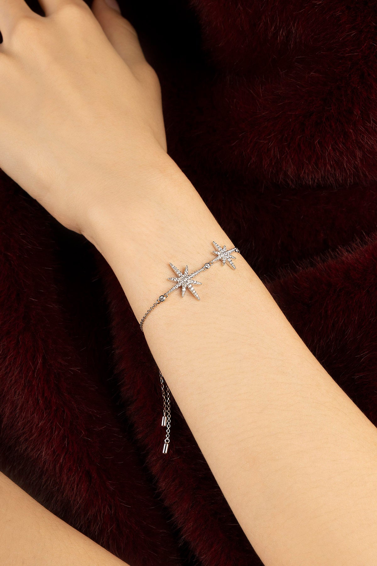 Femme portant le Bracelet Météorites APM, une étincelle céleste posée sur la peau.