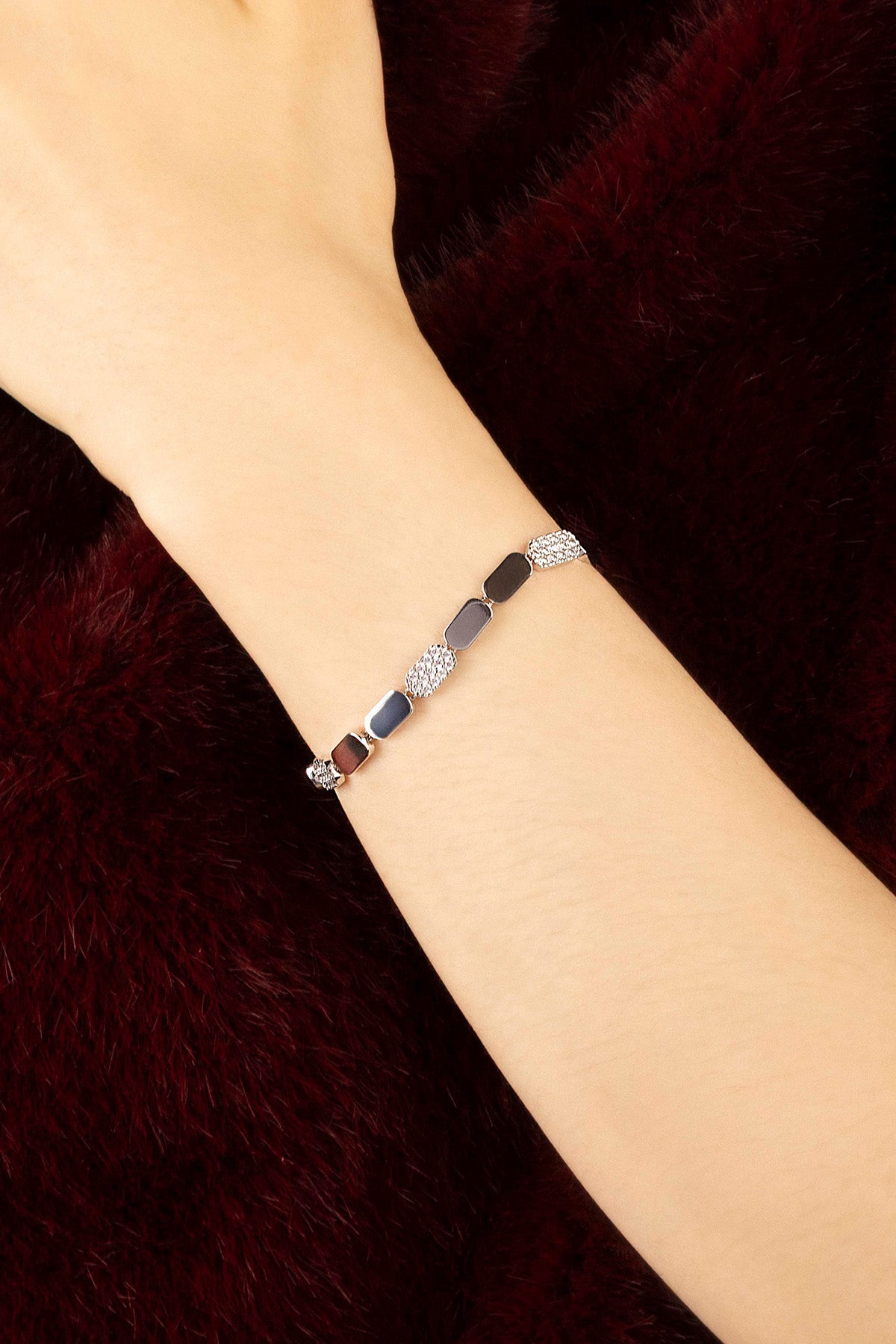 Femme portant le Bracelet APM Monaco, une élégance délicate aux touches de couleurs raffinées.