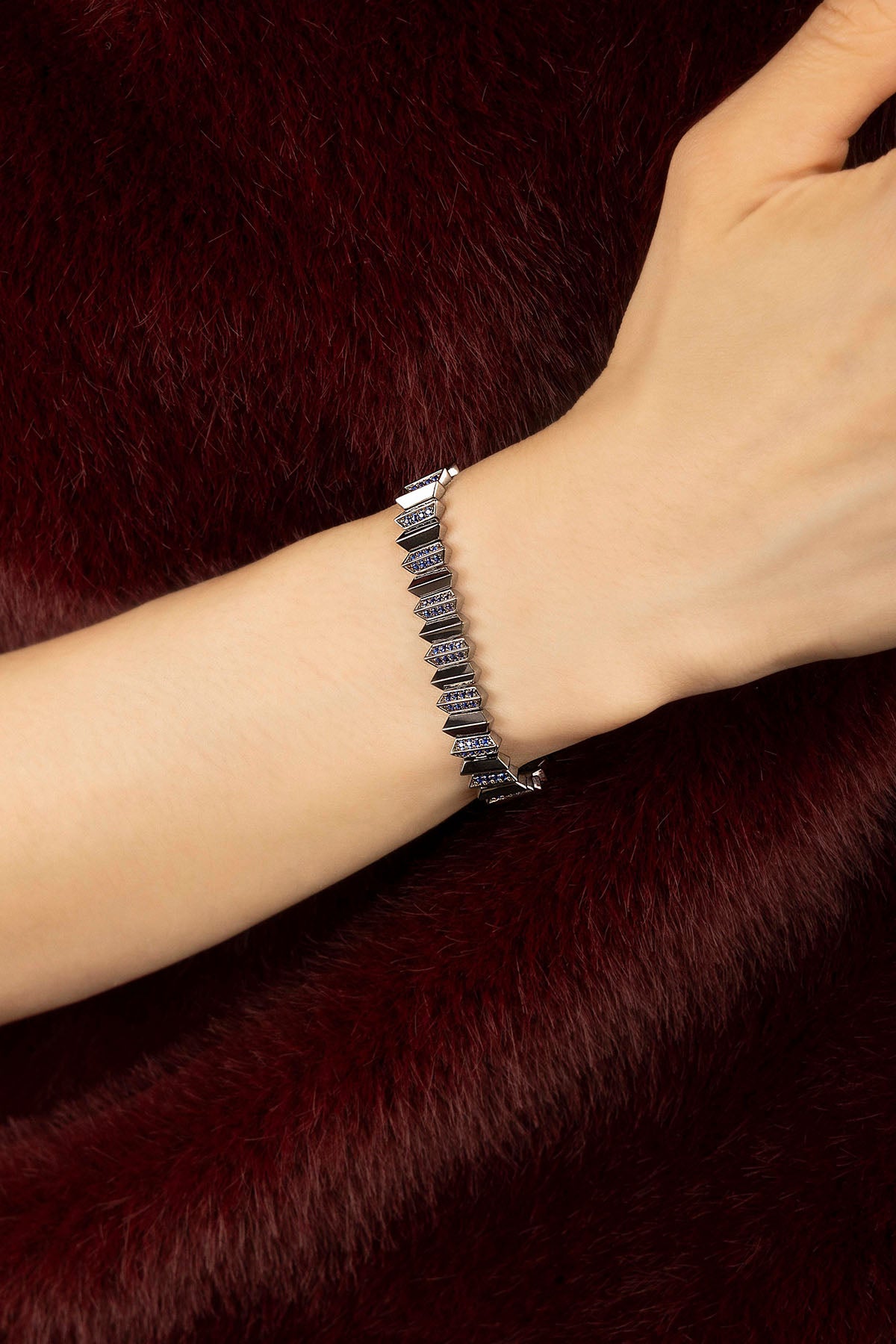 Femme portant le Bracelet APM Monaco, une allure graphique aux éclats bleutés.