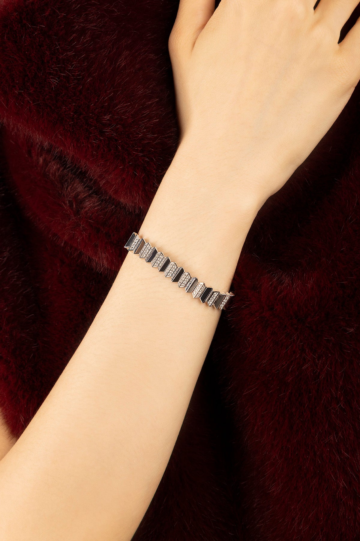 Femme portant le Bracelet Morse APM, éclat graphique posé sur une allure feutrée.