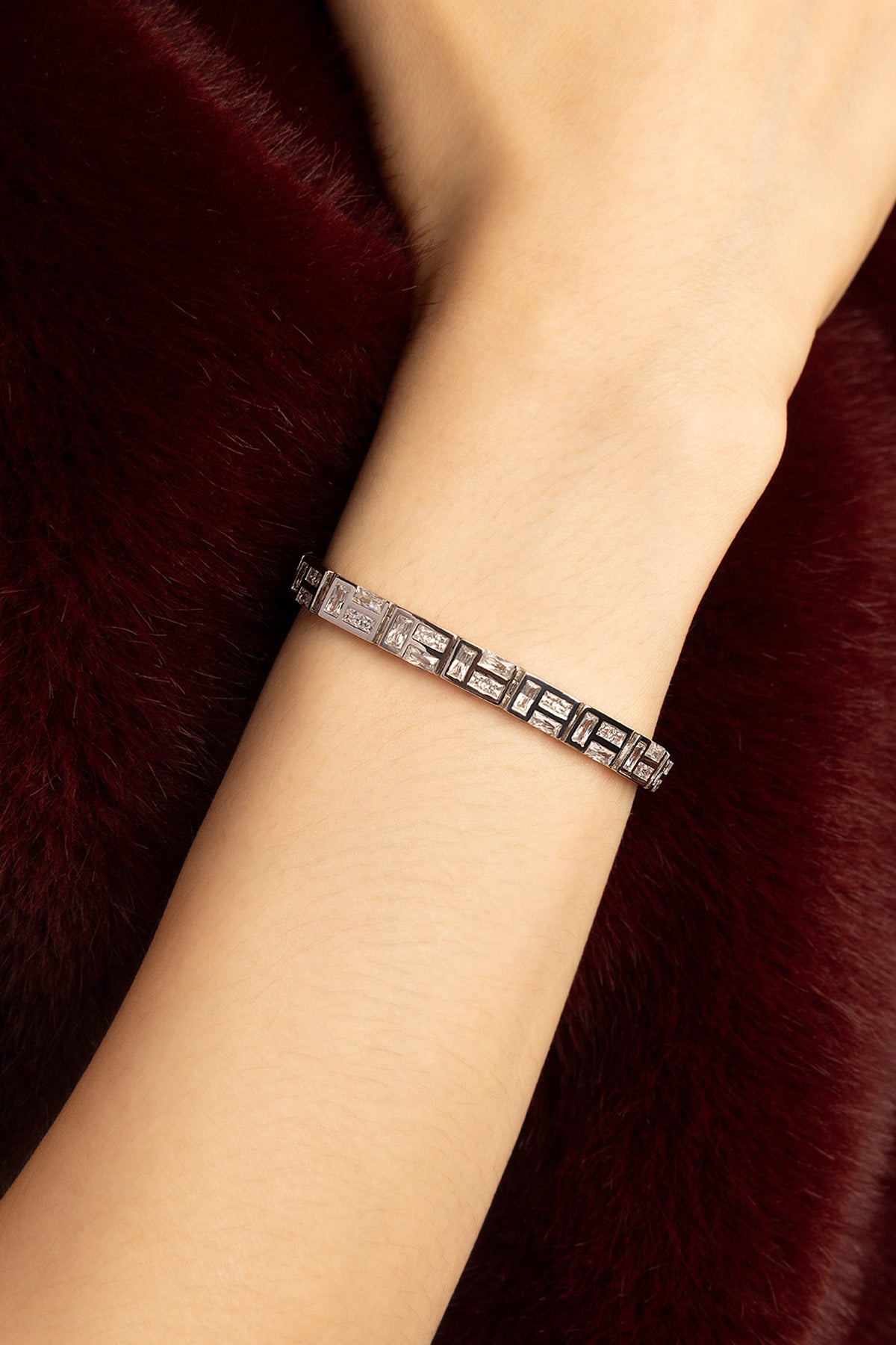 Femme portant le bracelet APM Monaco, éclat baguette et allure intemporelle.