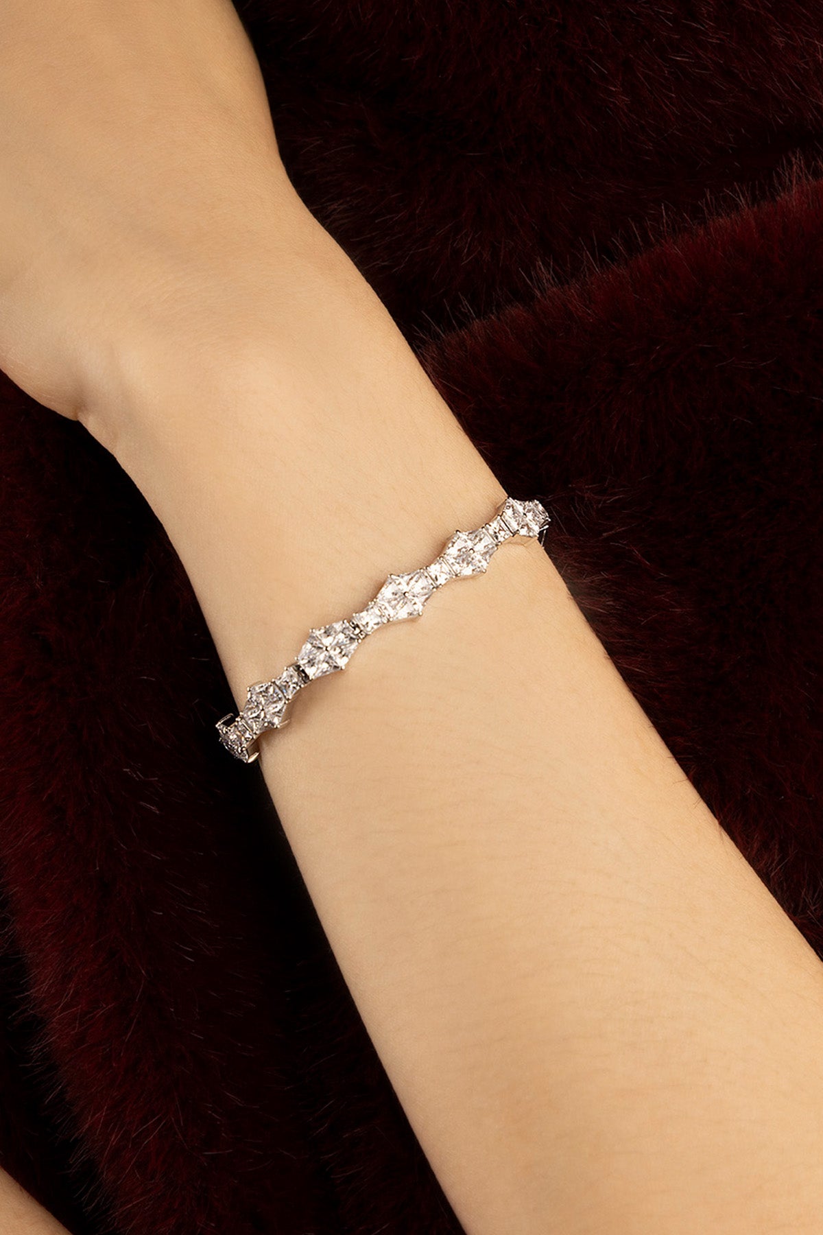 Femme portant le bracelet APM, éclat scintillant pour une élégance intemporelle.