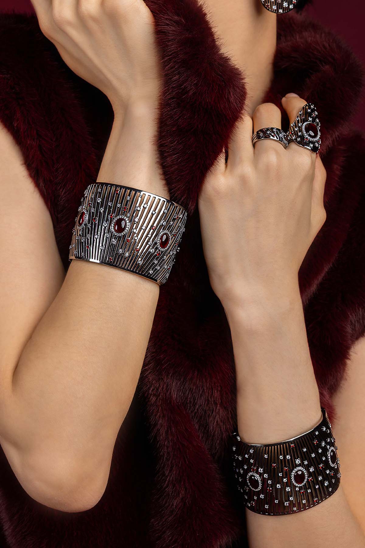 Woman wearing APM Monaco cuff bracelet, audace nocturne et éclat rubis intense.
