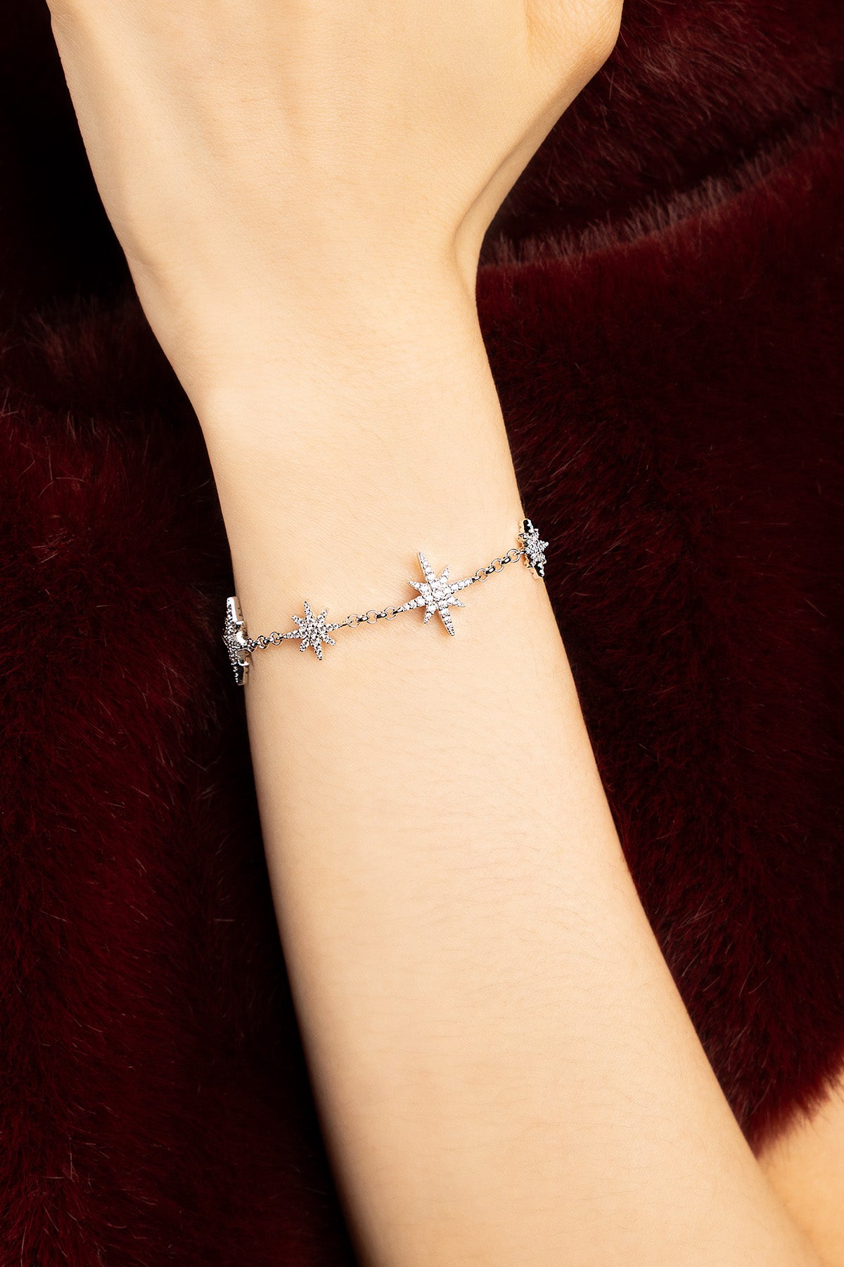 Femme portant le bracelet APM Météorites, une constellation scintillante posée sur la peau.