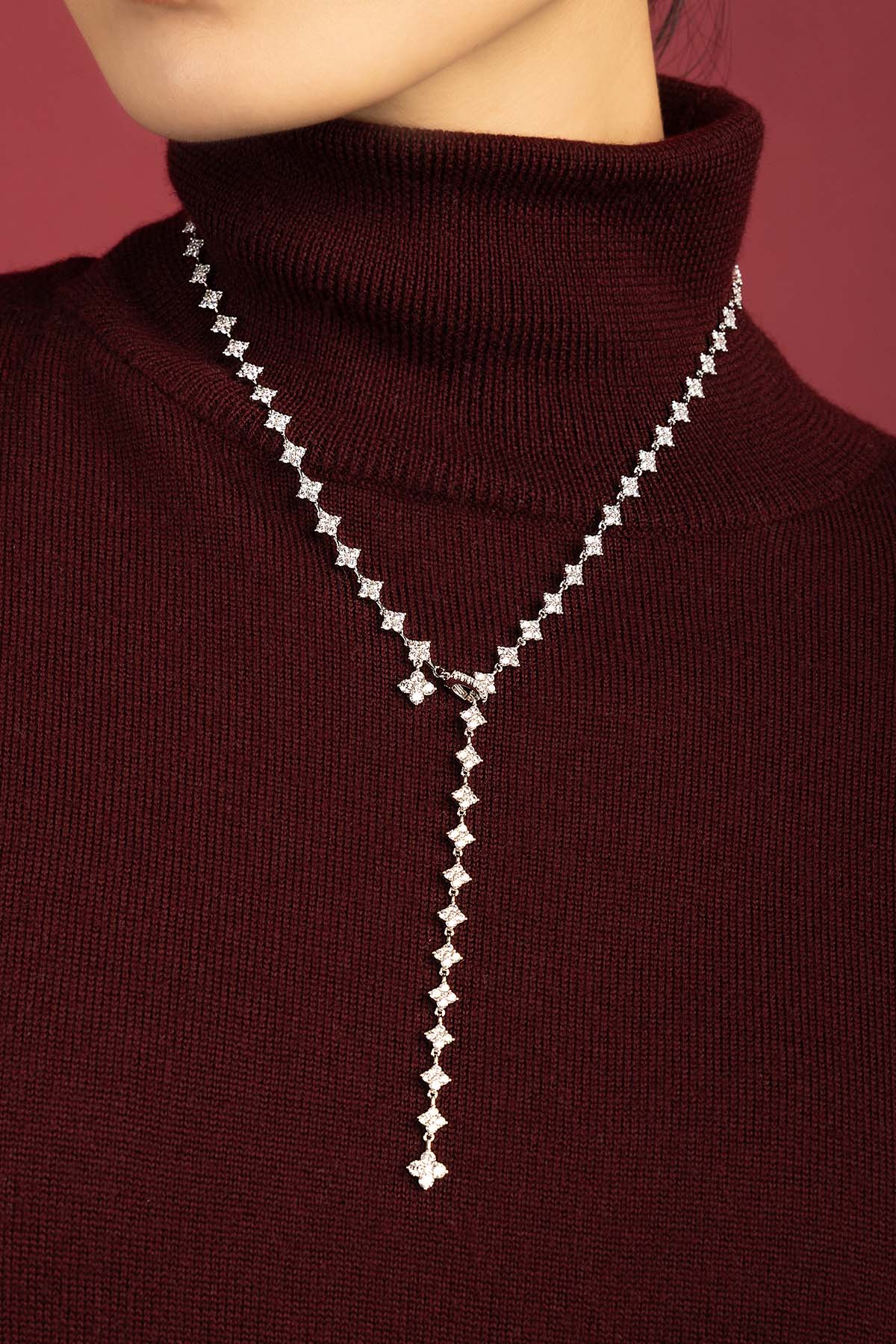 Femme portant le collier APM Monaco, une cascade scintillante pour une élégance moderne et raffinée.