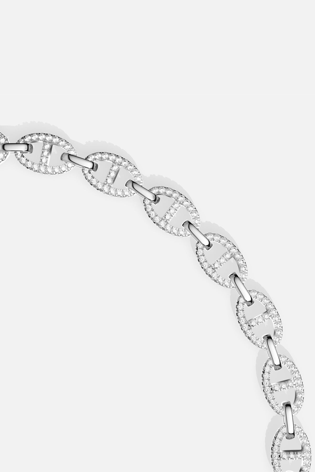 Bracelet APM aux maillons marins scintillants, une allure chic et résolument contemporaine.