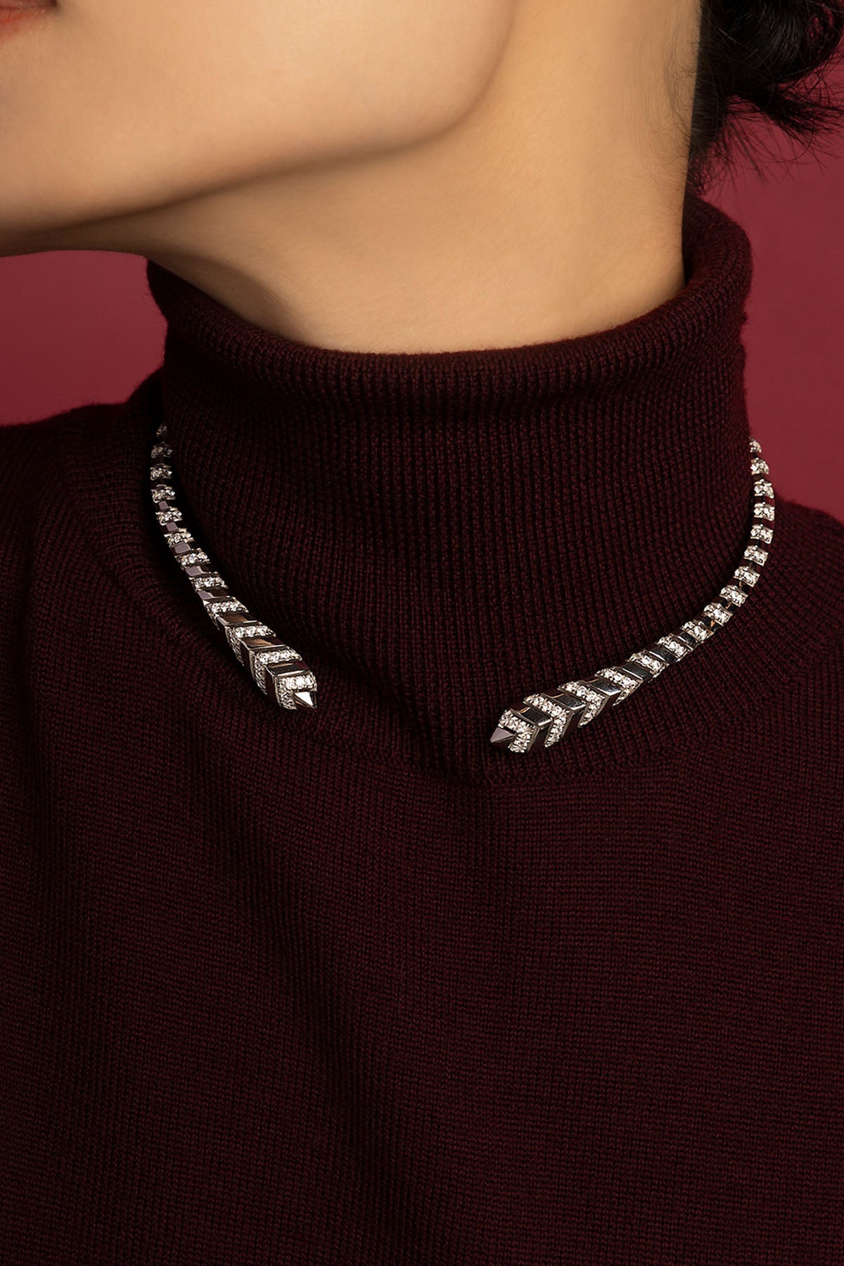 Femme portant le collier APM Monaco Morse, une allure graphique et audacieuse.