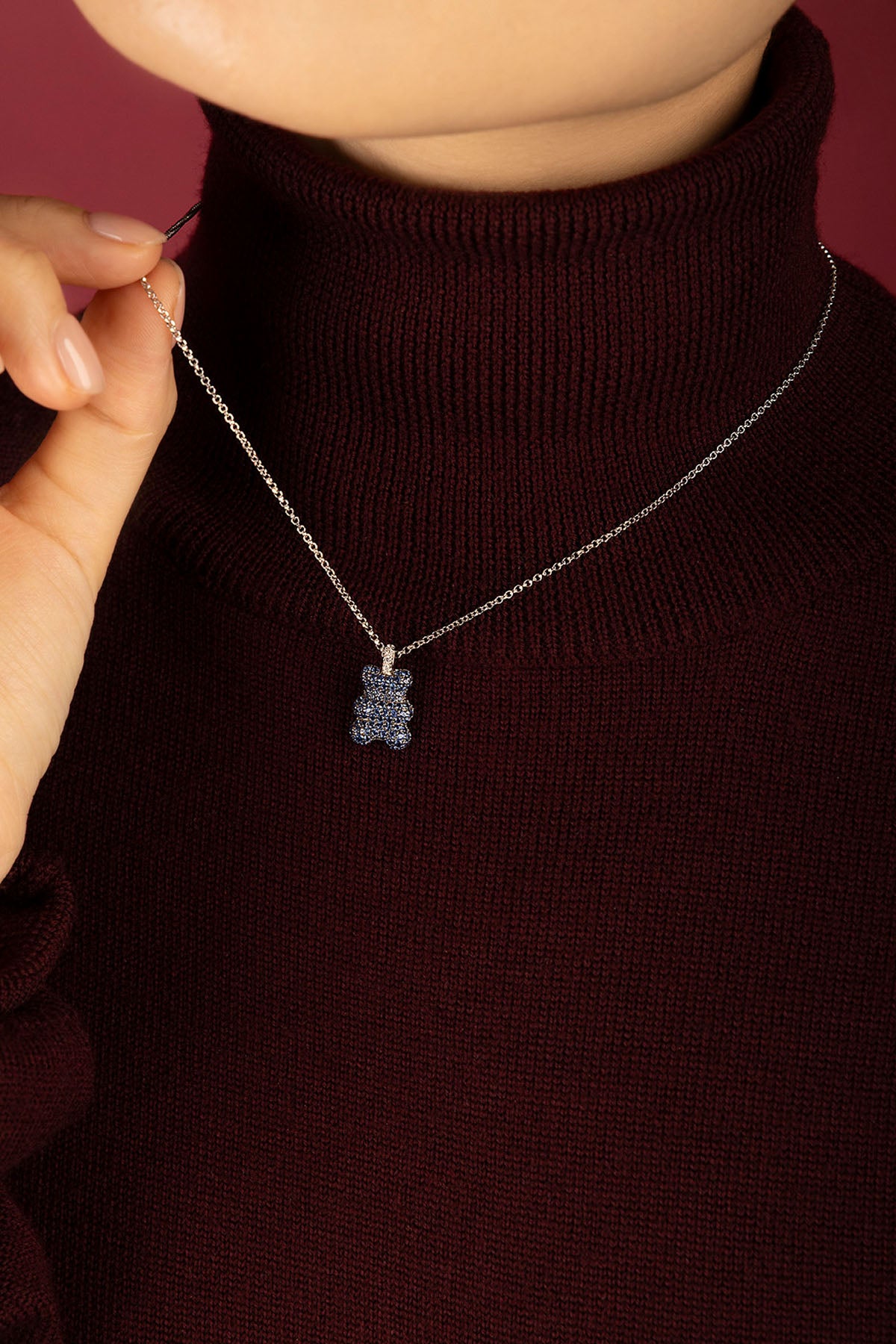 Femme portant le collier APM Yummy Bear, une touche bleutée pleine de douceur hivernale.