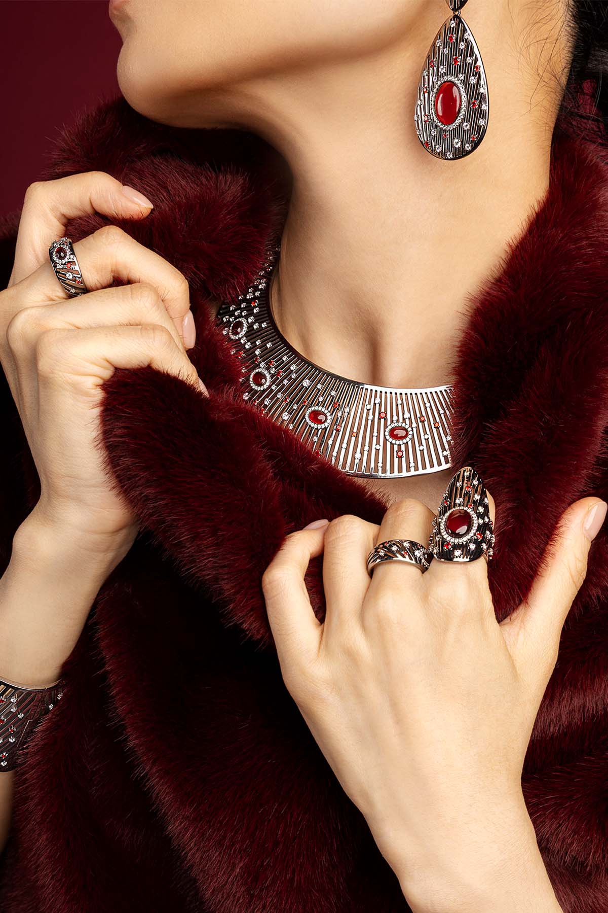 Femme portant la parure APM Monaco, éclats rouges et allure couture envoûtante.